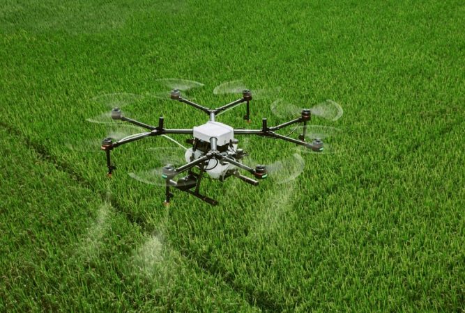 pemanfaatan drone dan sensor dalam pertanian