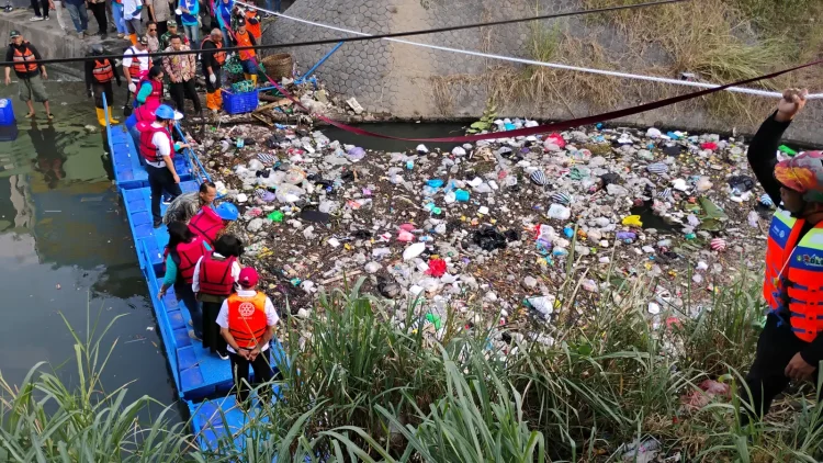 waktu ideal membersihkan sampah di pintu air